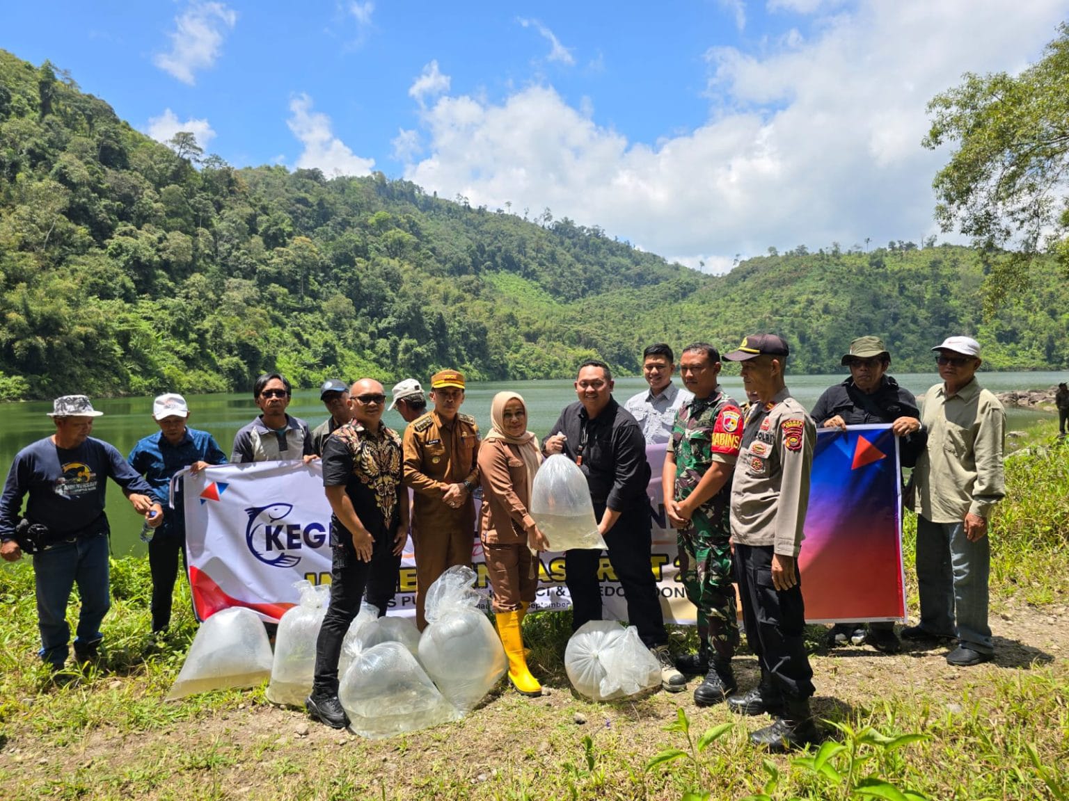 Jaga Ekosistem, PUPR Kerinci Bersama PT EDC Tebar Ribuan Benih Ikan