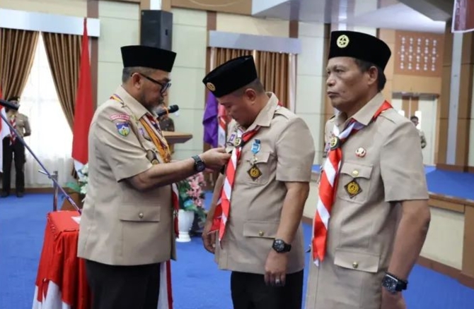 Wako Alfin Terima Lencana Pancawarsa, Dilantik Sebagai Kamabicab Gerakan Pramuka Sungai Penuh