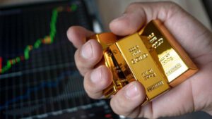Harga Emas Dunia Anjlok Usai Cetak Rekor Tertinggi