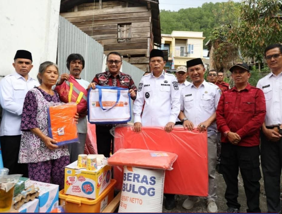 Wako Alfin & Wawako Azhar Hamzah Serahkan Bantuan Kebakaran