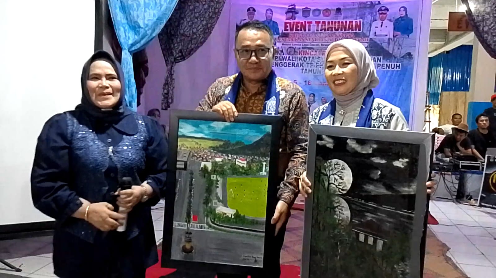 Apresiasi Kegiatan Sanggar Mahi Busamo, Sa’diyah Serahkan Lukisan Kepada Wali Kota Alfin