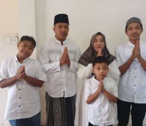 Amrizal & Sekeluarga, Kades Sandaran Galeh Sampaikan Ucapan Selamat Ramadhan 1447 Hijriah