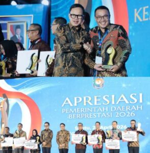 Wako Alfin Terima Penghargaan & Bonus Insentif Fiskal Rp 3 Miliar