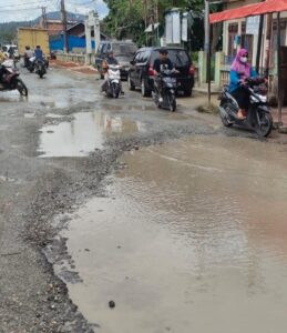 Masyarakat Keliling Danau Keluhkan Jalan Provinsi Rusak Parah, Harap Segera Diperbaiki